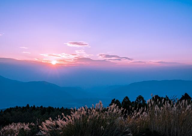 Sonnenuntergang über dem äußeren Kraterrand des Mount Aso