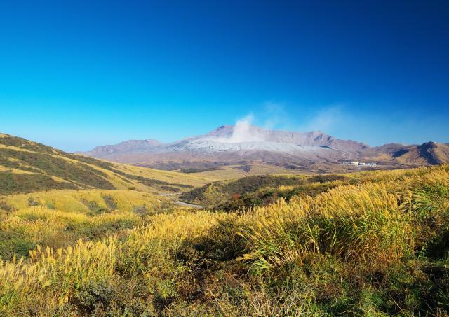 Vom Berg Aso aufsteigender Rauch im Herbst