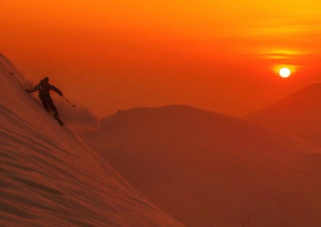 Skifahren bei Sonnenuntergang