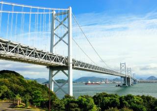 Brücken bei Shimanami Kaido und dem Binnenmeer