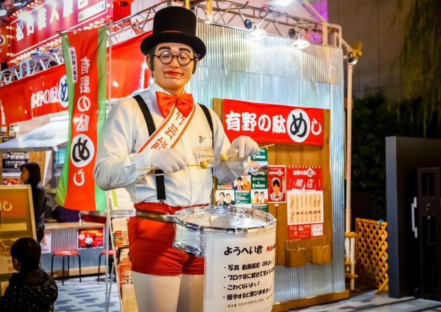Auftritt eines Entertainers in der Dotonbori-Straße, Osaka