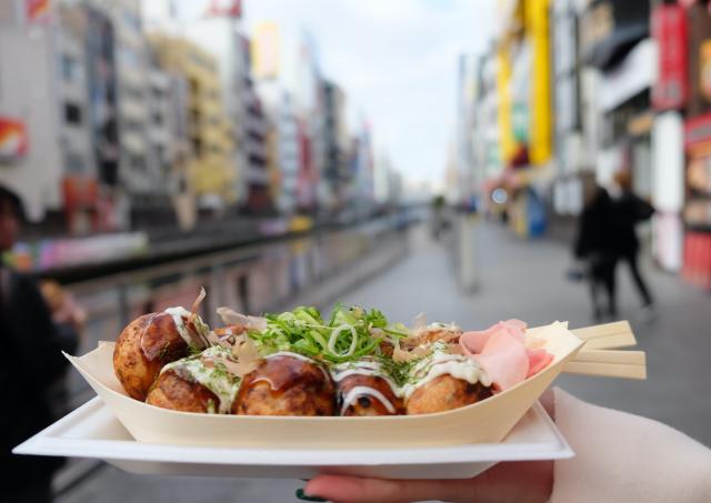 Takoyaki, traditionelles Straßenessen in Osaka