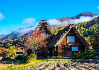 Ein gassho-zukuri Haus im Tal