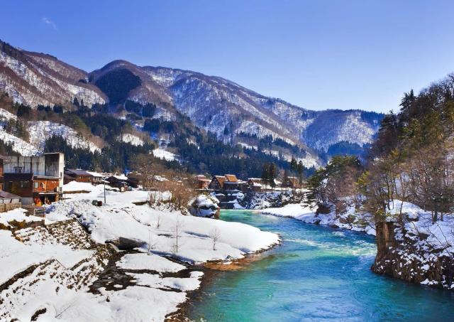 Der Fluss Shogawa im Winter