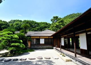 Grüner japanischer Garten im Ritsurin-koen-Garten