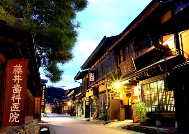 Die Straßen von Takayama bei Nacht