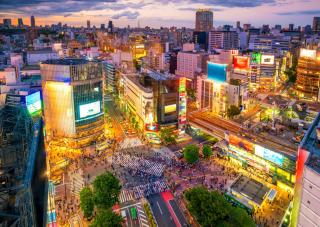 Shibuya-Kreuzung bei Sonnenuntergang