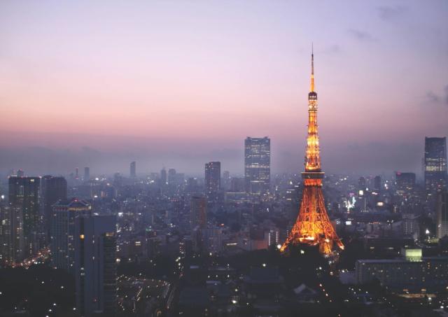 Tokyo Tower bei Nacht beleuchtet