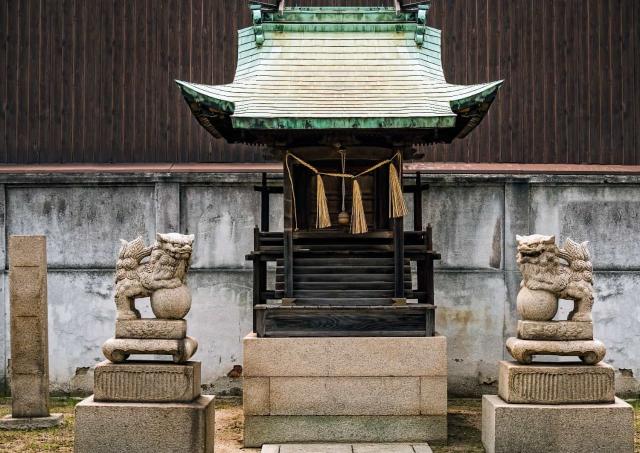 Shinto-Schrein am Straßenrand