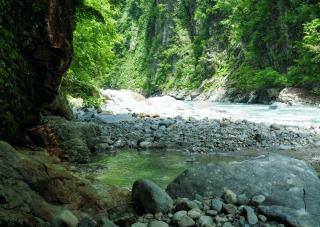 Natürliche heiße Quellen am Fluss