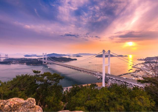 Shimanami Kaido-Brücke, die Shikoku und Honshu verbindet
