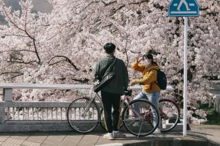 Paar beim Radfahren in Kyōto