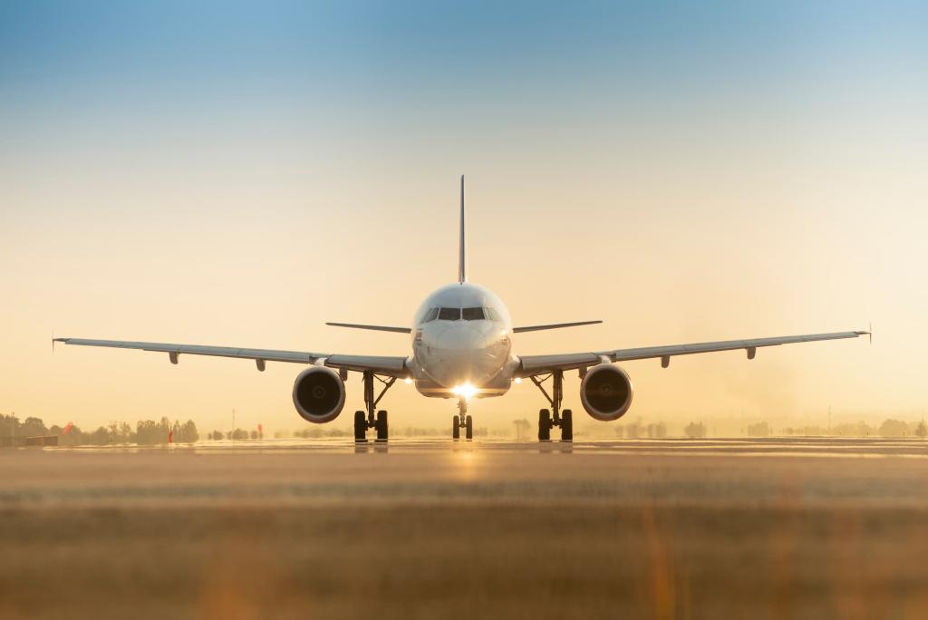 Sonnenuntergang Ansicht des Flugzeugs auf japanischen Flughafen Landebahn unter dramatischen Himmel