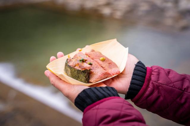 Hida-Rindfleisch auf dem lokalen Markt