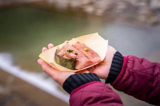Hida-Rindfleisch auf dem lokalen Markt