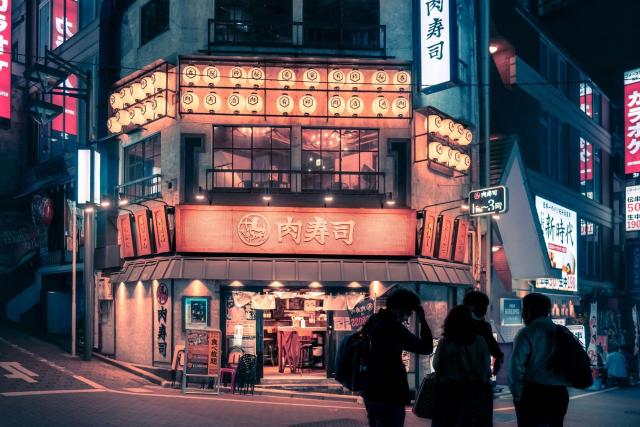 Straßenessen in Shibuya bei Nacht