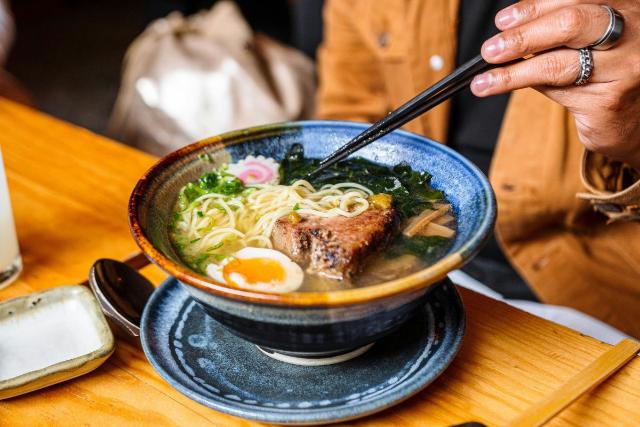 Japanischer Ramen wird mit Stäbchen gegessen