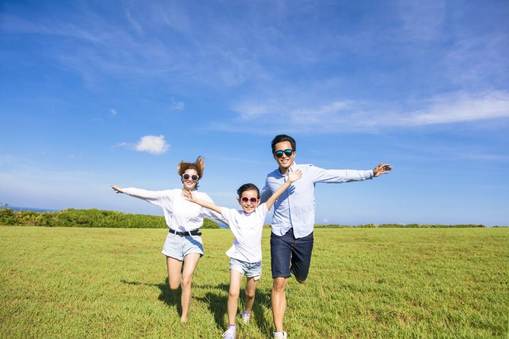 Familie auf Sommerreise in Japan
