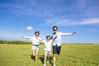 Familie auf Sommerreise in Japan