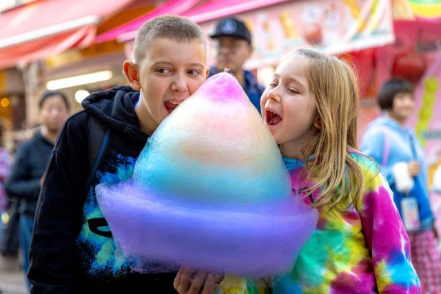 Kinder genießen Zuckerwatte in Harajuku, Tokio
