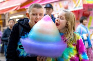 Kinder genießen Zuckerwatte in Harajuku, Tokio