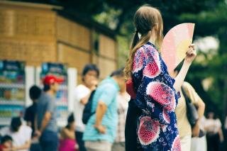 Mädchen trägt Yukata