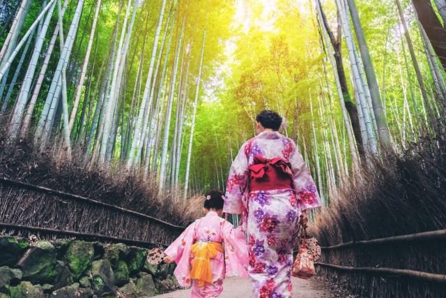 Mutter und Tochter erkunden den Arashiyama-Bambuswald