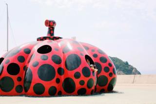 Spielende Kinder auf der Kunstinsel Naoshima