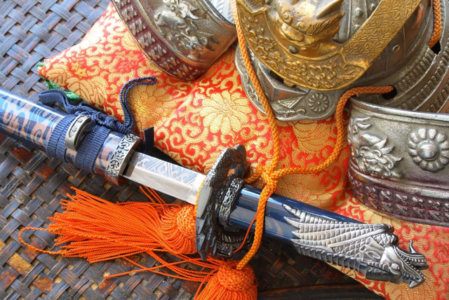 Samurai-Helm und -Schwert