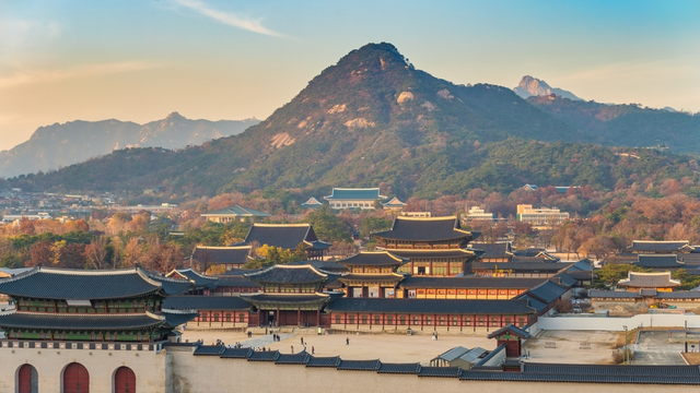 Der Gyeongbokgung-Palast und sein Eingang in der Ferne, Seoul