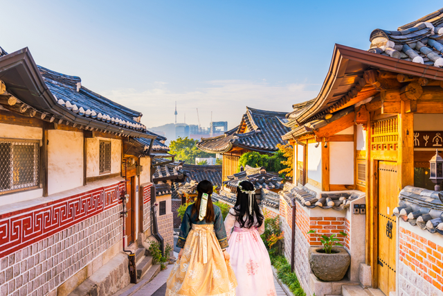 Das Han-Dorf Bukchon, mit dem modernen Seoul im Hintergrund