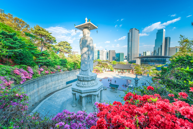 Der Bongeunsa-Tempel mit Buddha-Statue im Stadtteil Gangnam, Seoul 