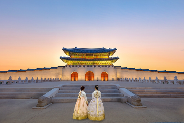 Der Gyeongbokgung-Palast mit in Hanbok gekleideten Besuchern, Seoul