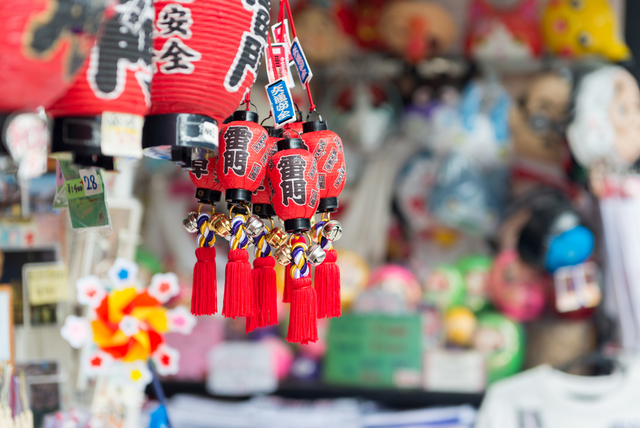 Laternen in der Einkaufsstraße Asakusa Nakamise, Tokio