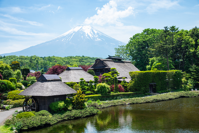 Blick auf den Oshino Hakkai mit dem Mount Fuji