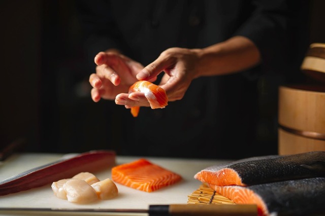 Koch bereitet Sushi zu