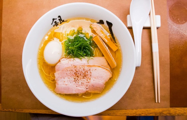 Eine kräftige Schüssel japanischer Ramen