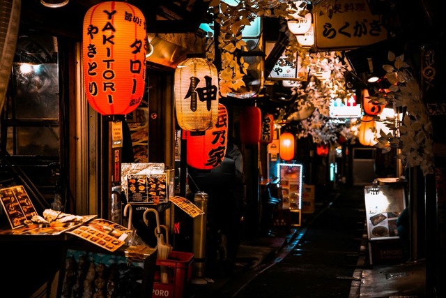 Straße mit lokalen Izakayas in Shinjuku, Tokio