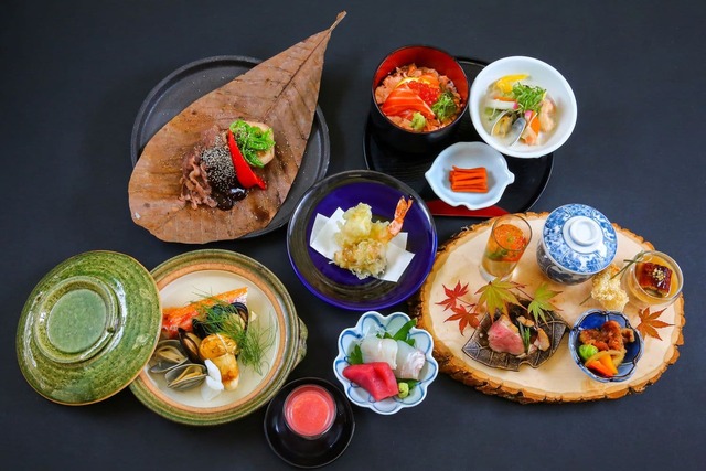 Saisonales Kaiseki-Abendessen in einem Ryokan