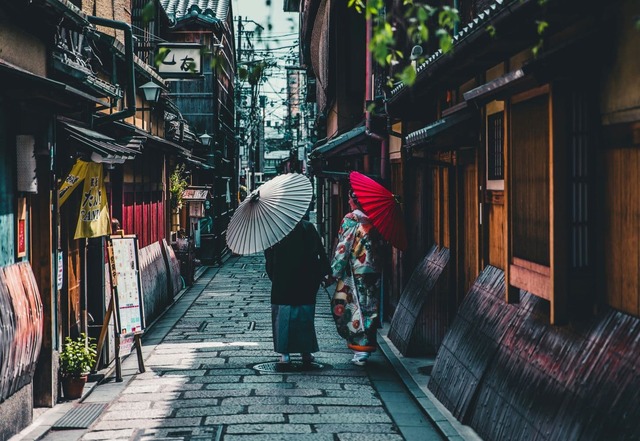 Ein Paar auf Kyotos alten Straßen
