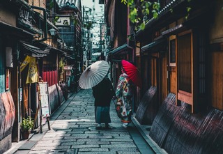 Ein Paar auf Kyotos alten Straßen