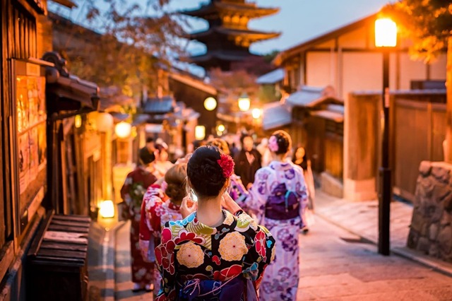 Frauen im Kimono auf dem Sannenzaka, Kyoto