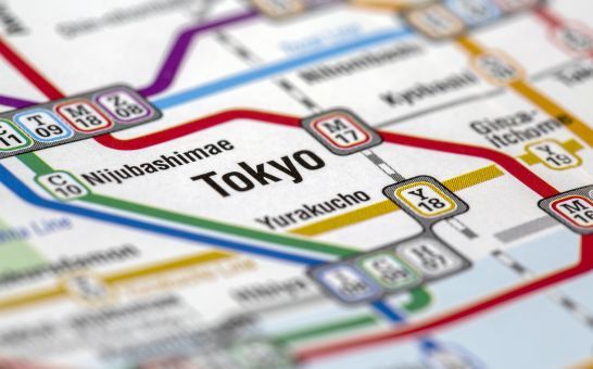 Karte des Tokioter U-Bahn-Netzes mit Zuglinien und Stationen