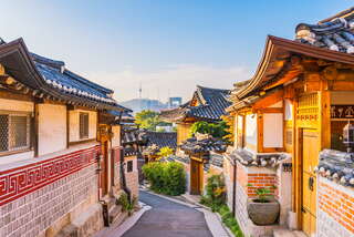 Unter den traditionellen Gebäuden des Bukchon Hanok Distrikts, Seoul