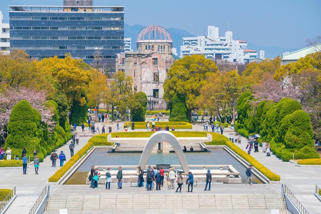 Der Hiroshima Peace Memorial Park mit der Atombombenkuppel im Hintergrund