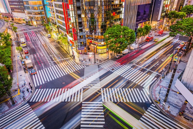 Am Fuße der Ginza-Wolkenkratzer, Tokio