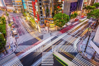 Am Fuße der Ginza-Wolkenkratzer, Tokio