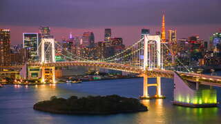 Ein Regenbogen über der künstlichen Insel Odaiba, Tokio