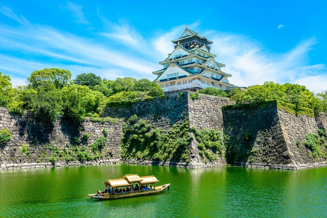 Das Schloss Osaka im Sonnenschein 