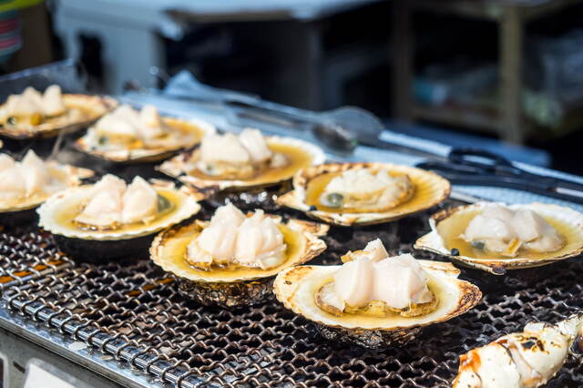 Gegrillte Jakobsmuscheln auf dem Morgenmarkt, Hakodate